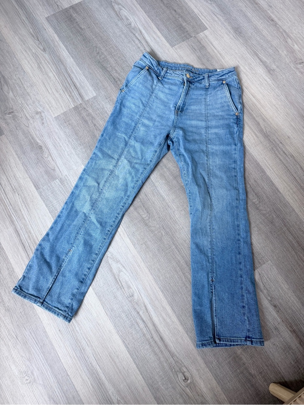 Classic Light Blue Women's Jeans - Stylish Everyday Fit